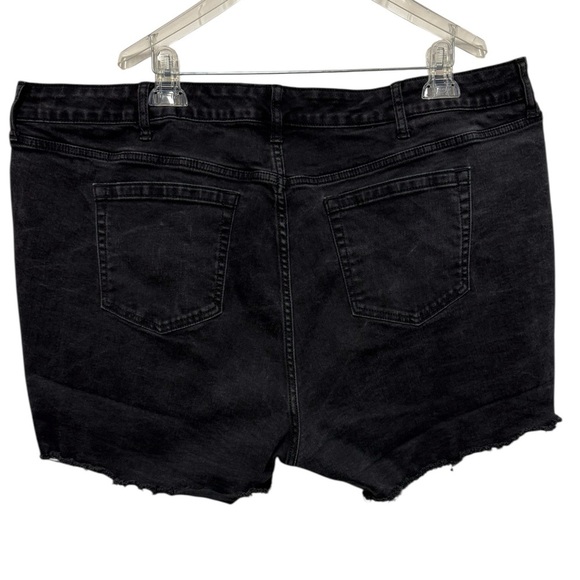 Torrid Plus Size Mid-Rise Mid Shorts Plus Size Black Raw Edges 24 - Picture 2 of 8